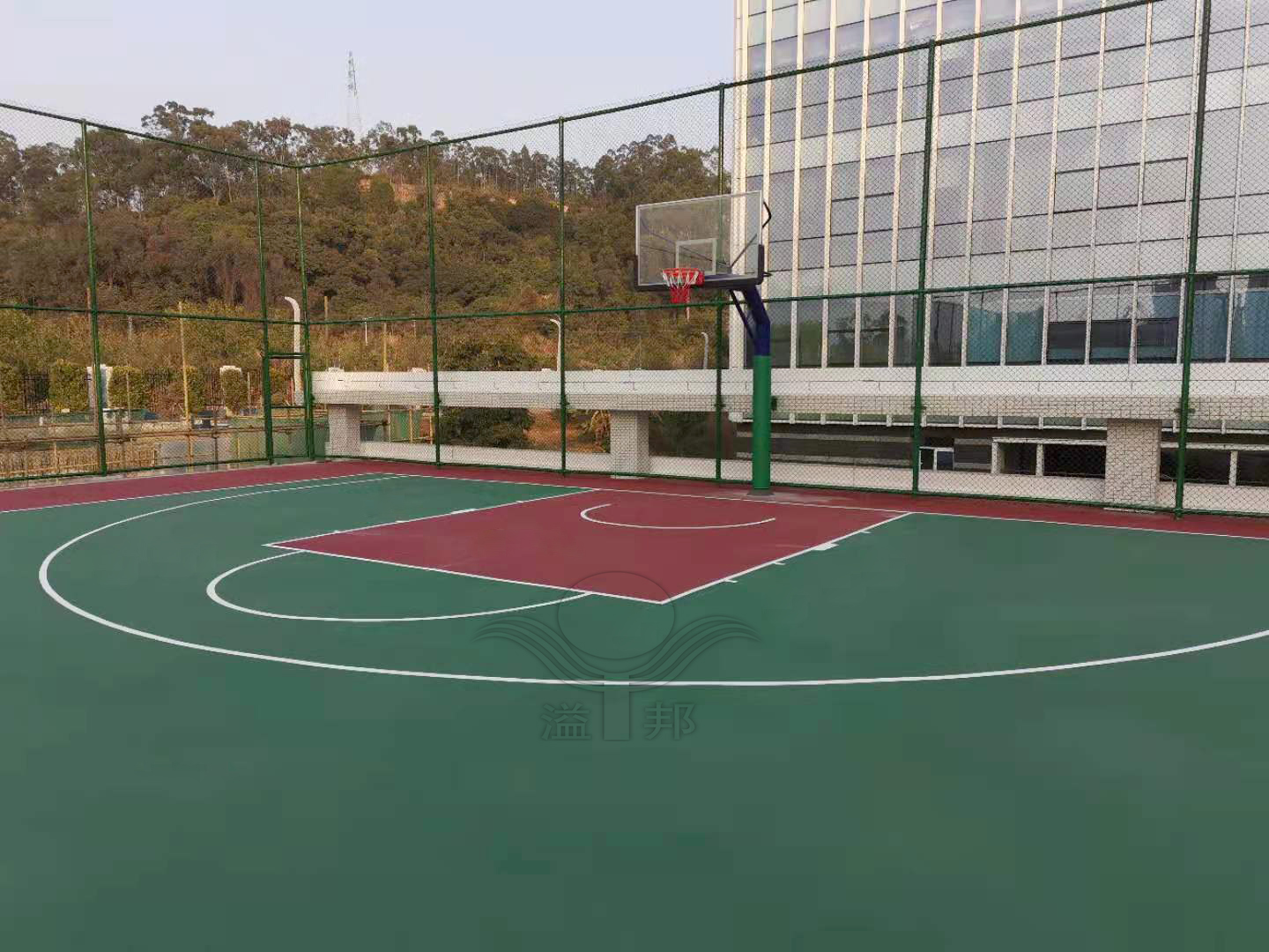 建一个篮球场需要多少钱